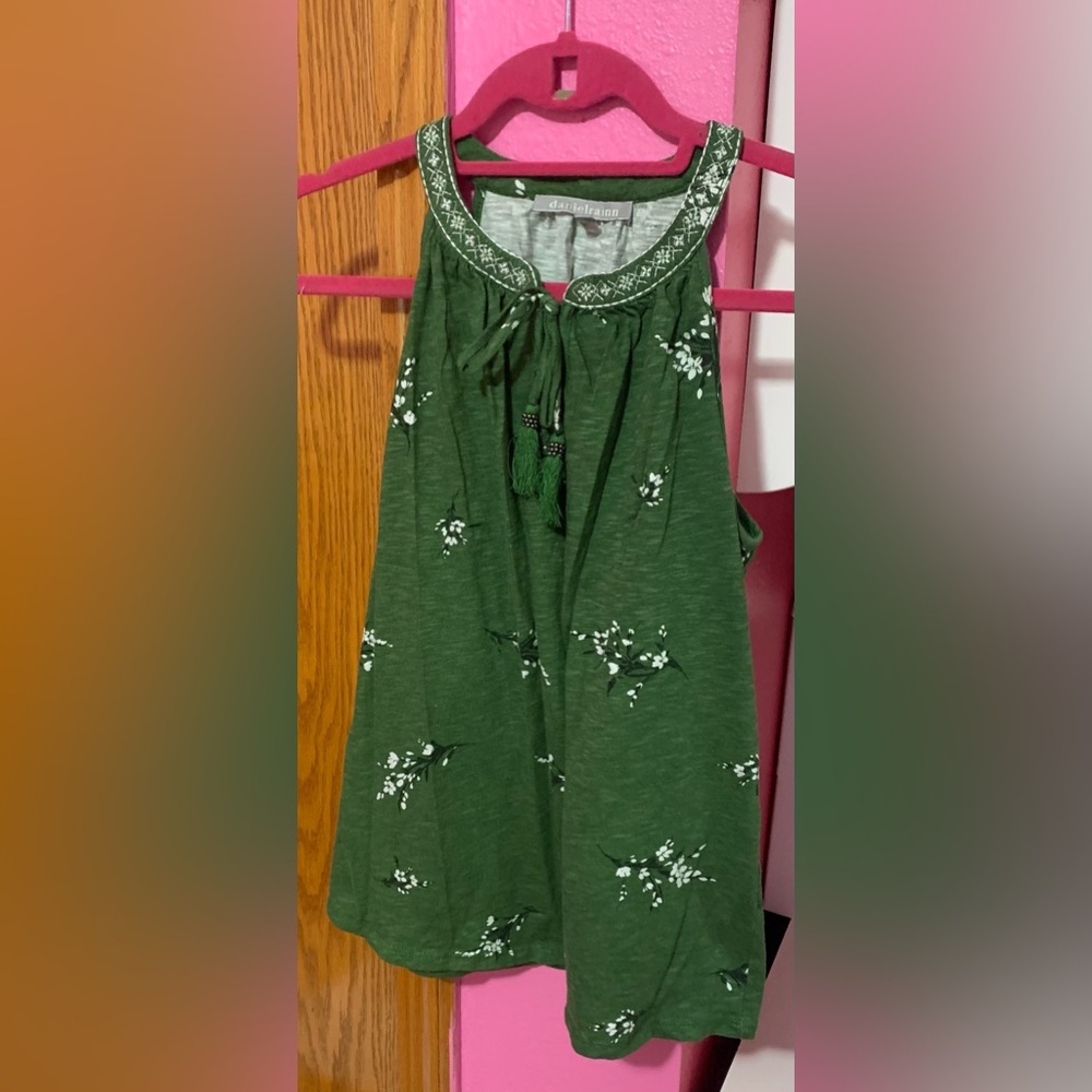 EUC. DANIELRAINN. Green floral tassel w/ tassel detailing in front. Size S.